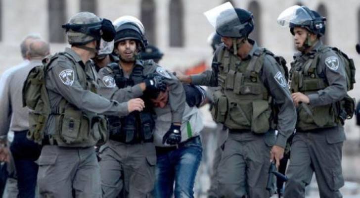 عناصر من شرطة الاحتلال الاسرائيلي تعتقل فلسطيني
