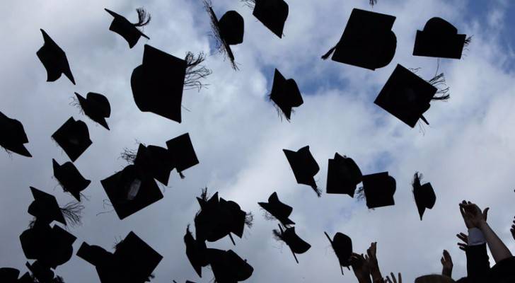 جامعة بريطانية تمنع رمي القبعات بحفل التخرج لتجنب الاصابات