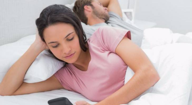 150 ألف درهم إماراتي غرامة وترحيل لسيدة فتشت هاتف زوجها