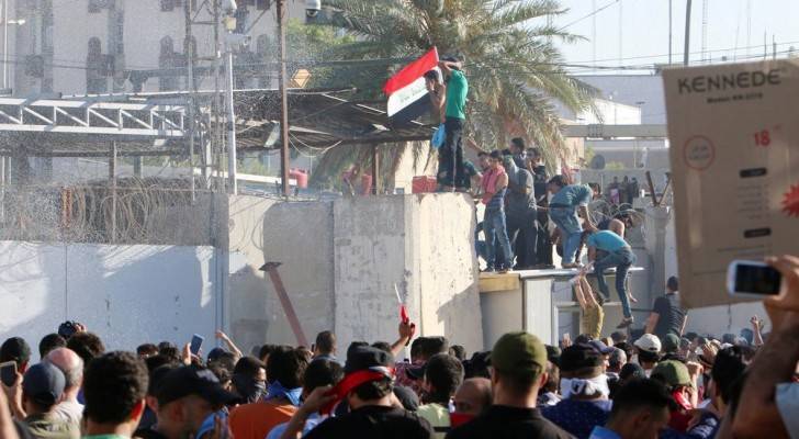 حظر تجول ببغداد بعد اقتحام متظاهرين للمنطقة الخضراء