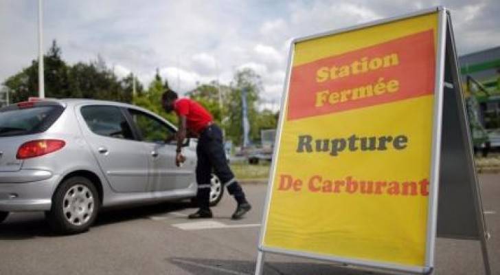 فرنسا تستخدم مخزون النفط الاستراتيجي لمواجهة أزمة الوقود المتزايدة