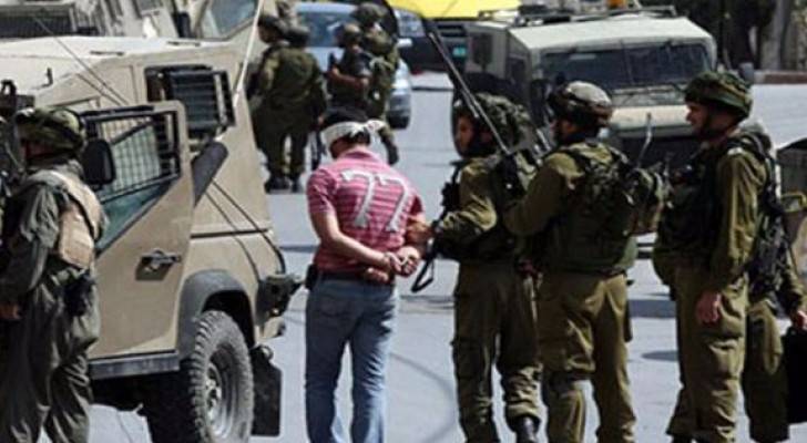 قوات الاحتلال تعتقل 11 فلسطينيا وتفتش عدة منازل في نابلس