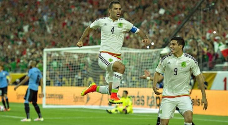 المكسيك تتغلب على أوروغواي في مباراة مثيرة