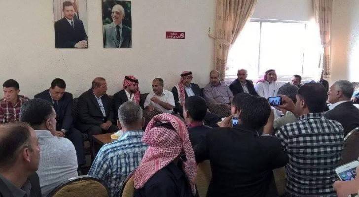 جانب من تقديم العزاء