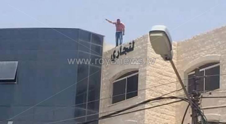 اربد: محاولة انتحار شاب امام مبنى المحافظة .. فيديو وصور