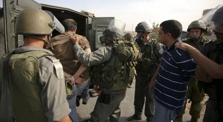 الاحتلال يعتقل مواطنين بسلفيت