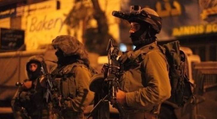 قوات الاحتلال خلال اقتاحمها عددا من منازل الفلسطينيين في بلدة يطا 