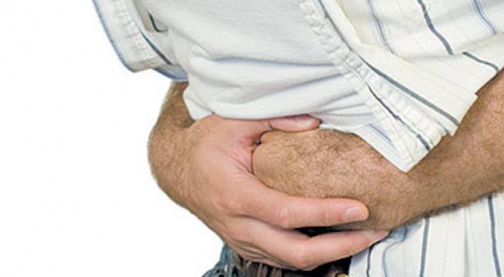توقيف صاحب مطعم على خلفية تسمم 34 شخصا .. تفاصيل