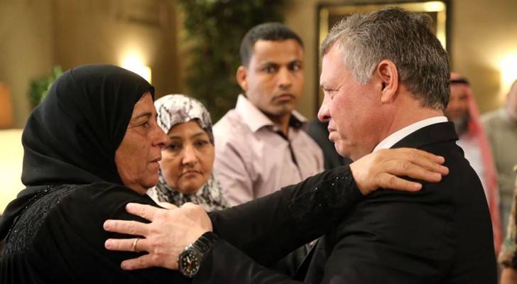 بالصور: الملك يستقبل أسر شهداء هجوم " الرقبان الإرهابي "