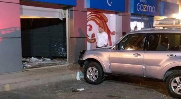 سيارة تداهم محلا تجاريا في عبدون .. صور