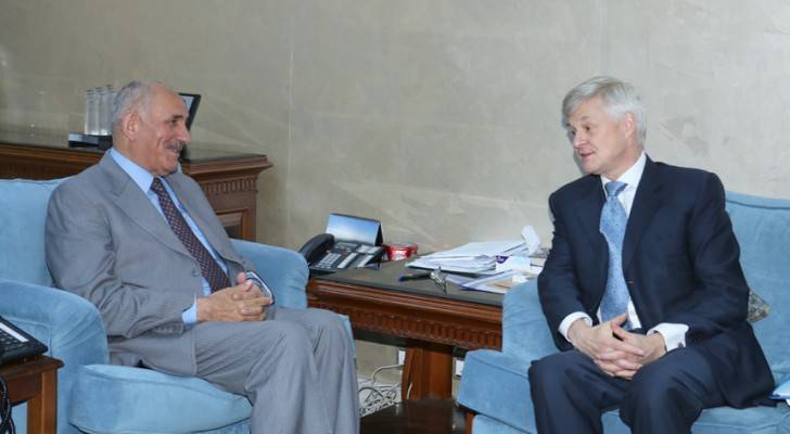 السفير البريطاني يشيد بجهود "وزارة التربية" لتعليم الاطفال السوريين