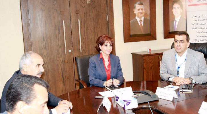 بحث إجراءات إضافة التأمين الصحي على "البطاقة الذكية"