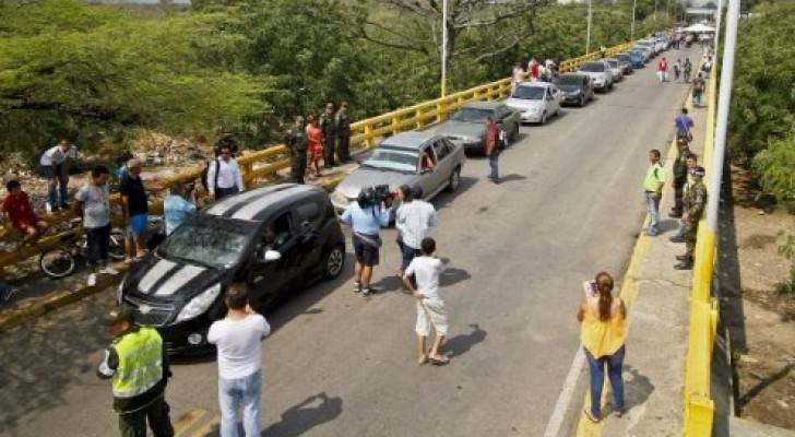 مئات الفنزويليات يقتحمن الحدود الكولومبية لشراء مواد غذائية