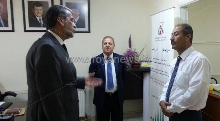 بالصور: الكلالدة يتفقد مكتب الاحوال المدنية والجوازات في السلط