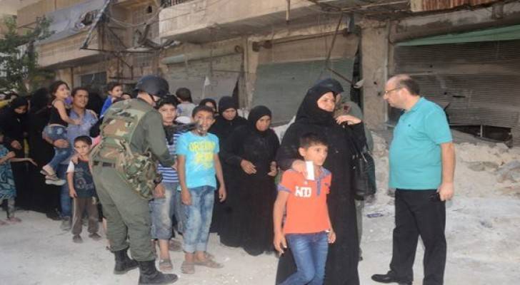 خروج عشرات العائلات من احياء حلب الشرقية المحاصرة