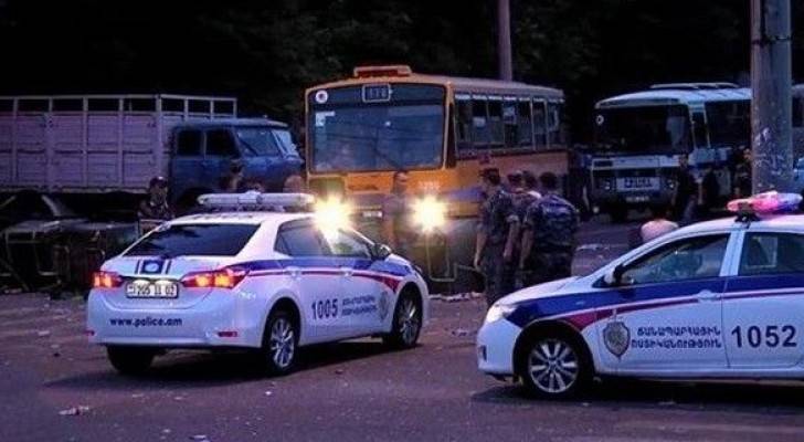 أرمينيا: مقتل شرطي على يد مسلحين متحصنين