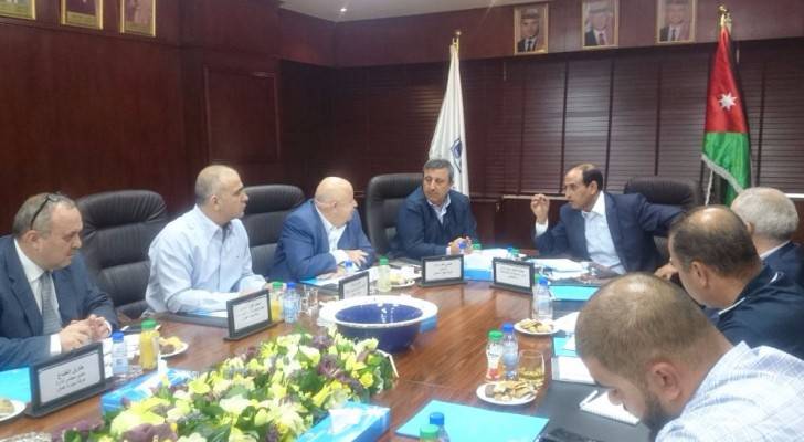 الزبن يعد بحل مشاكل تعترض عمل القطاع التجاري