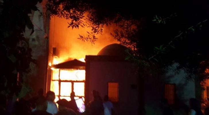 اندلاع حريق كبير بمسجد الجزار التاريخي في مدينة عكا .. فيديو وصور