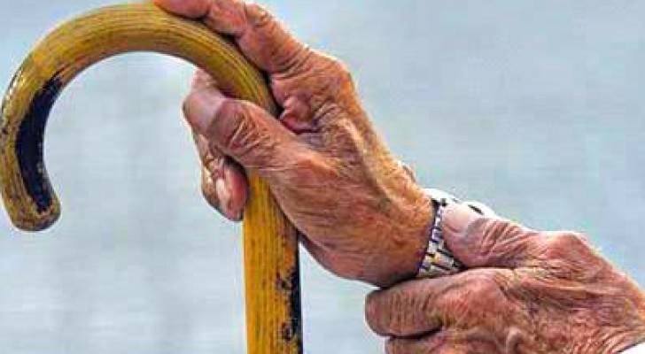 عجوز تضرب ابنها السكير بعكازها حتى الموت