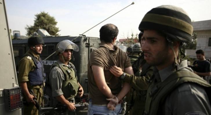 الاحتلال يعتقل 14 فلسطينيا ويهدم منازل وبركسات