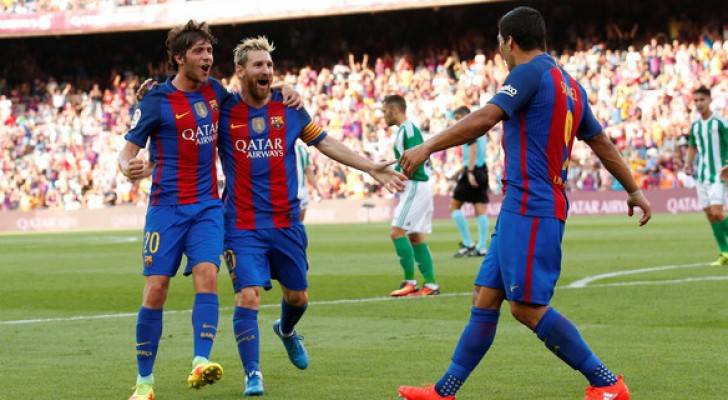 برشلونة يستهل حملة الدفاع عن لقبه بالفوز على بيتيس