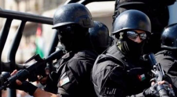 ضبط 4 أشخاص "خطيرين" بمداهمة أمنية في البادية الوسطى