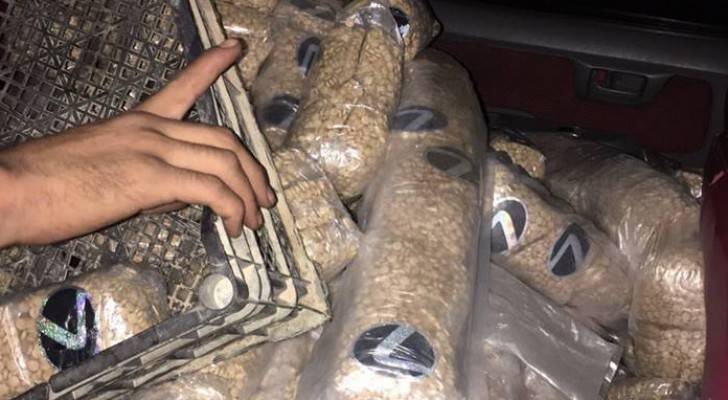 ضبط 4.3 مليون حبة مخدرة مخبأة ببرادات فواكه بميناء العقبة .. صور