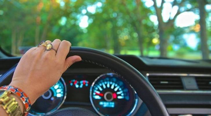 الامارات: حبس وغرامة لرجل وضع جهاز تنصت بسيارة زوجته