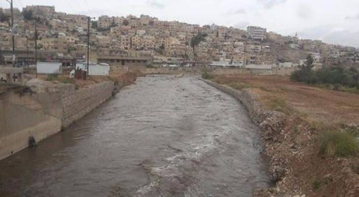 تفاصيل العثور على جثة الطفلة المفقودة في سيل الزرقاء منذ ثلاثة ايام