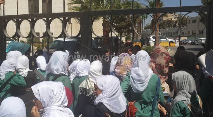 بالصور: الأمن يمنع معتصمات من دخول مبنى التربية