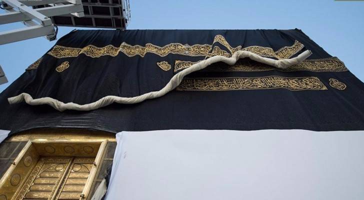 بالصور: الكعبة المشرفة تتزين بكسوتها الجديدة