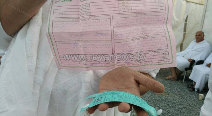 ضبط 6 أشخاص يبيعون الأساور الالكترونية للحجاج .. صور
