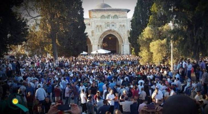 عشرات آلاف يؤدون صلاة العيد في المسجد الأقصى