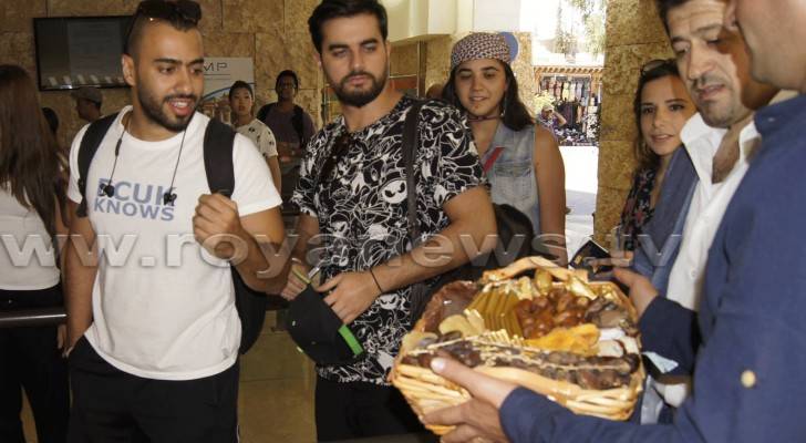 البترا تسبقل زوراها بالتمور والحلويات