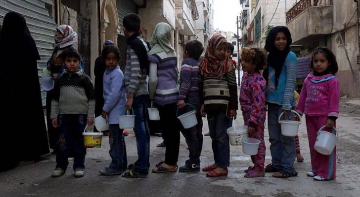أطفال في حلب يصطفون من أجل الحصول على المساعدات