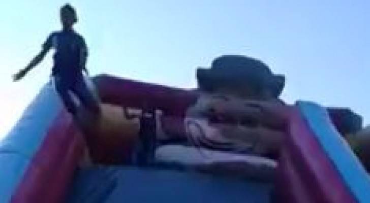 ناشطون يتداولون فيديو يظهر سقوط فتى أثناء لعبه.. تفاصيل
