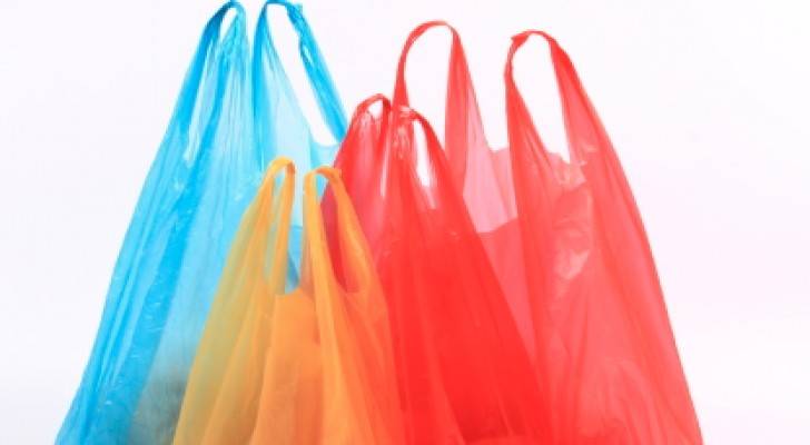 ما الذي دفع فرنسا لتكون أول دولة تحظر استخدام المنتجات البلاستيكية؟