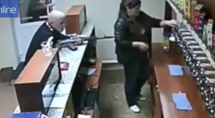 فيديو.. امرأة شجاعة تهاجم لصا مسلحا ببندقية آلية