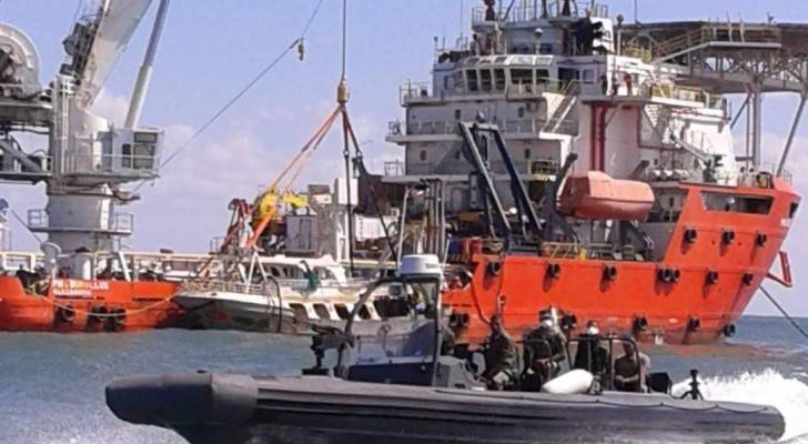 نجا 160 شخصا كانوا على متن القارب