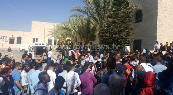 بالصور .. طلبة الهاشمية يبيتون بالجامعة احتجاجا على قرارات الادارة