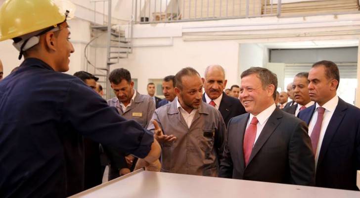 الملك يتفقد مشاغل مدرسة الشريف عبدالحميد شرف المهنية .. صور