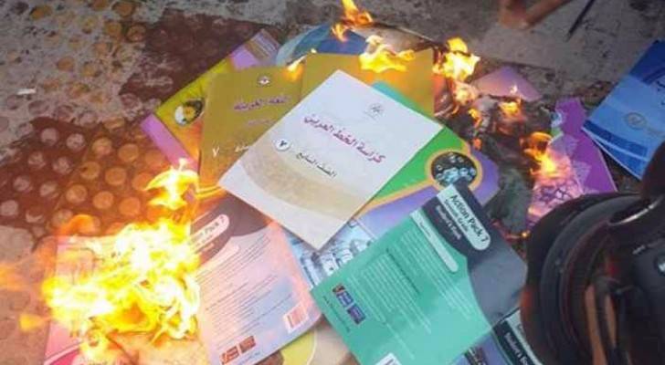 وزير أسبق يربط حرق المناهج بالمجتمعات المتخلفة!