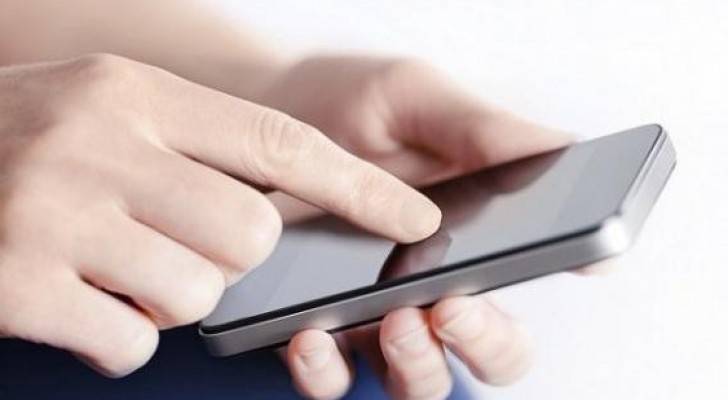 150 ألف درهم إماراتي غرامة وترحيل لسيدة فتشت هاتف زوجها