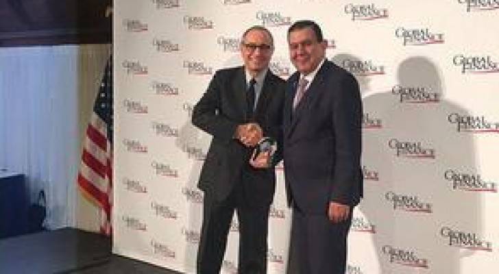 زياد فريز يتسلم جائزة أفضل محافظ بنك مركزي في العالم