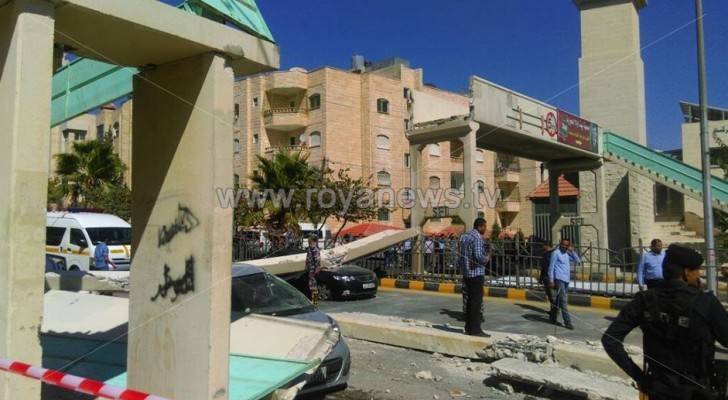 سقوط جسر المشاة في ضاحية الاقصى على عدة مركبات في منطقة طبربور