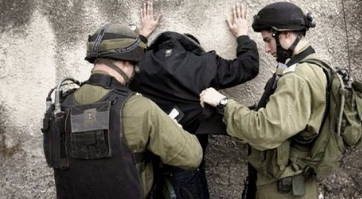 عناصر من الاحتلال يعتقلون فلسطينيين - ارشيفية 