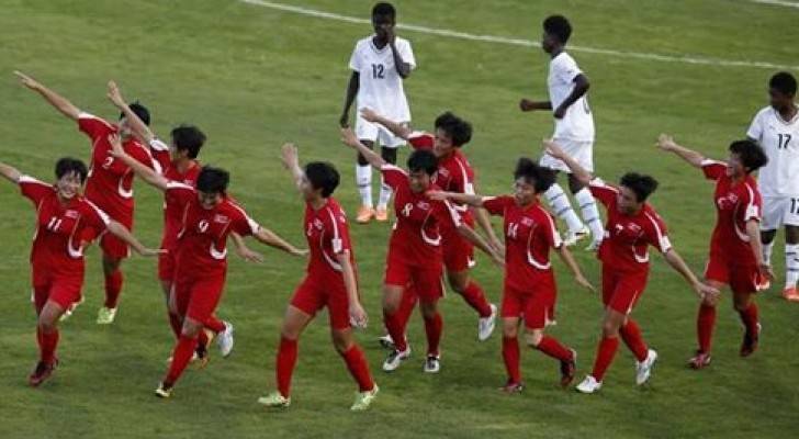 لاعبات منتخب كوريا الشمالية يحتفلن بعد خطف بطاقة التأهل للدور نصف النهائي من منتخب غانا 