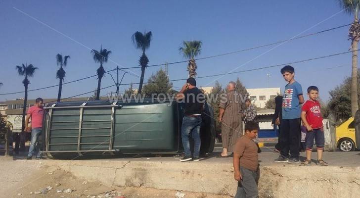 صورة للباص الذي انقلب بالقرب من الطلاب 