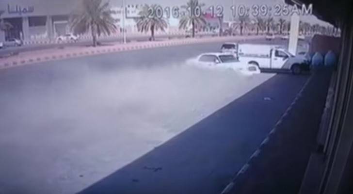 بالفيديو ..مصرع سائق سيارة بسرعة جنونية