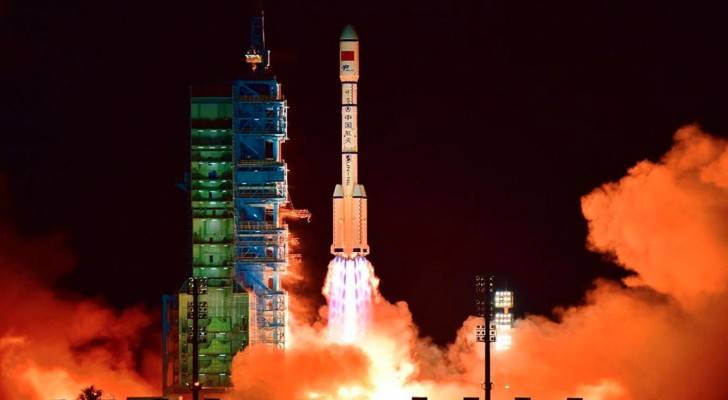 الصين تطلق مركبة فضائية وعلى متنها رائدا فضاء‭